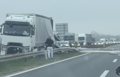 VIDEO Kaos na A3: Rasuo se teret iz kamiona, gužve su!