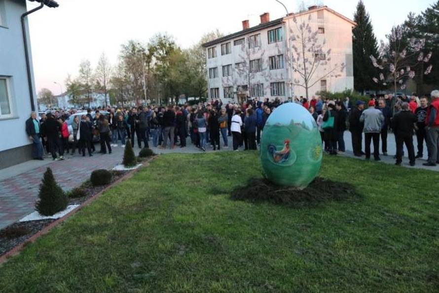 Prosvjednici bacali kamenje na zgradu općine, stigla je i hitna