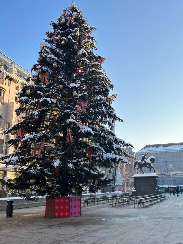 FOTO Hladno jutro u metropoli: Zubato sunce na -14 °C, radnici čiste snijeg, tek par prodavača..