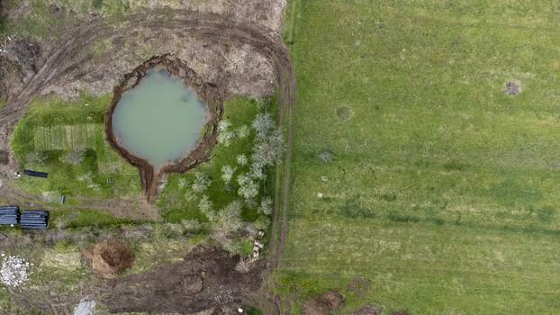 Fotografije iz zraka novih rupa koje su se otvorile u Mečenčanima