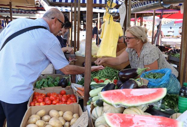 Šibenik: Ponuda vo?a i povr?a na gradskoj tržnici 