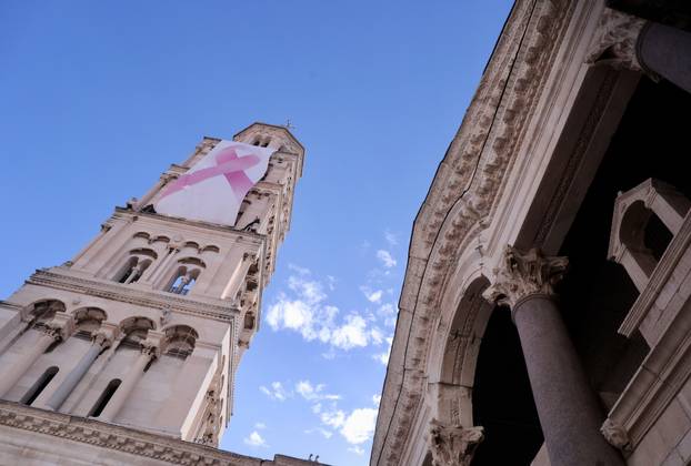 Split: U sklopu humanitarne utrke "Race for the Cure" Ivica Matković postavio zastavu s ružičastom vrpcom na zvonik sv. Duje