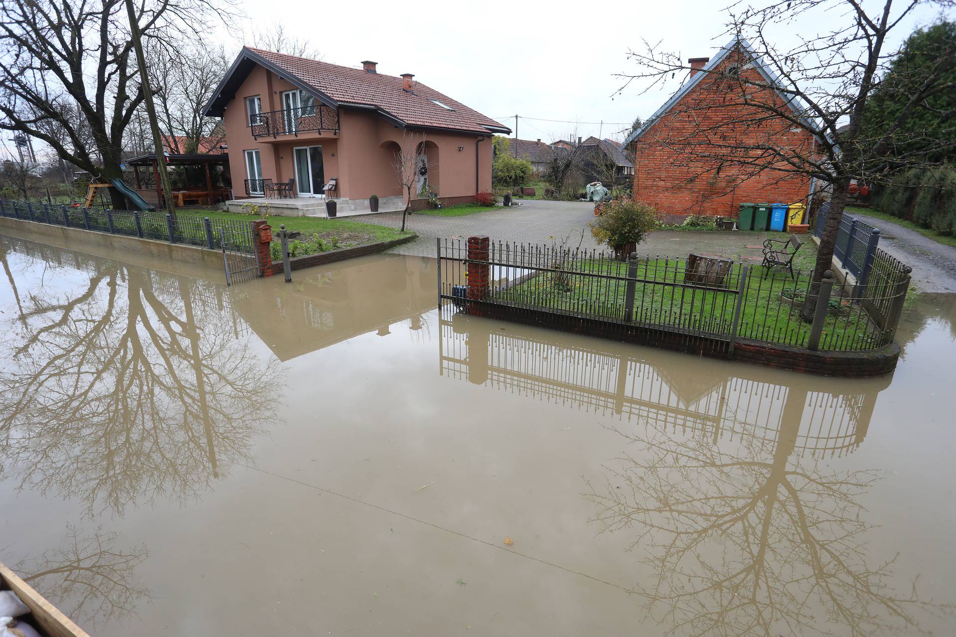 Poplavljeno je karlovačko naselje Brodarci, box barijere nisu izdržale