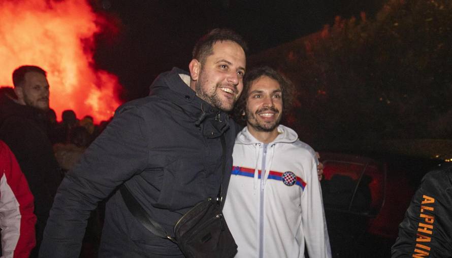 Navijači priredili doček igračima Hajduka koji su slavili u derbiju s Dinamom