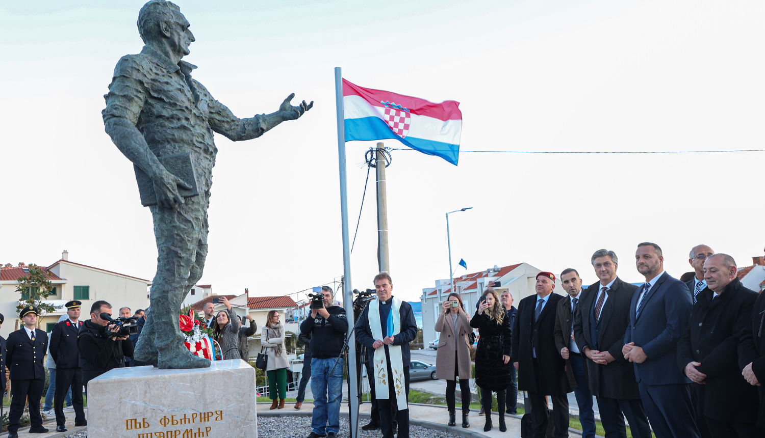 Pogledajte izraze Plenkovića i njegove svite kad je otkriven bizaran spomenik Tuđmanu