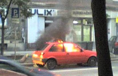 Navijači ubacili bengalku u Ford i potpuno ga uništili