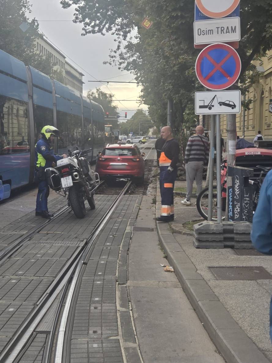 VIDEO Kaos u Zagrebu: Jedan taksi zapeo među šinama na Branimirovoj, a drugi u Dubravi