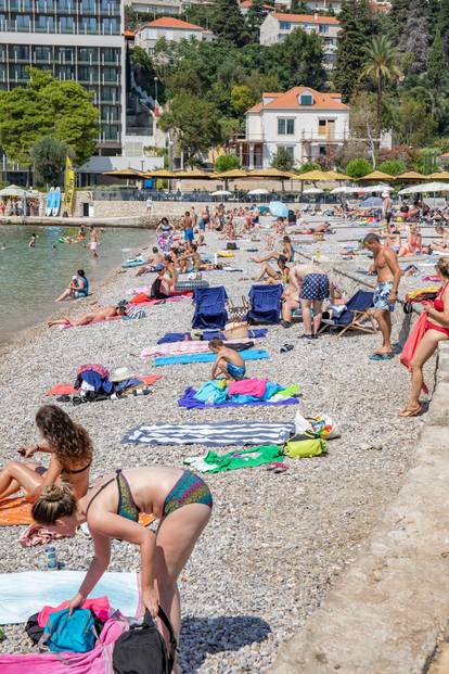 Dubrovnik: U uvali Lapad brojni turisti uživaju u suncu i moru