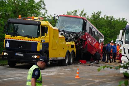 FOTO Stravične scene iz Srbije: Poginuo vozač (34) džipa, zabio se u autobus, ozlijeđeno 37 ljudi