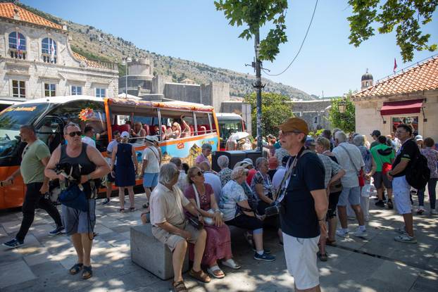 Dubrovnik: Turističke gužve u gradu i spas od vrućine u moru