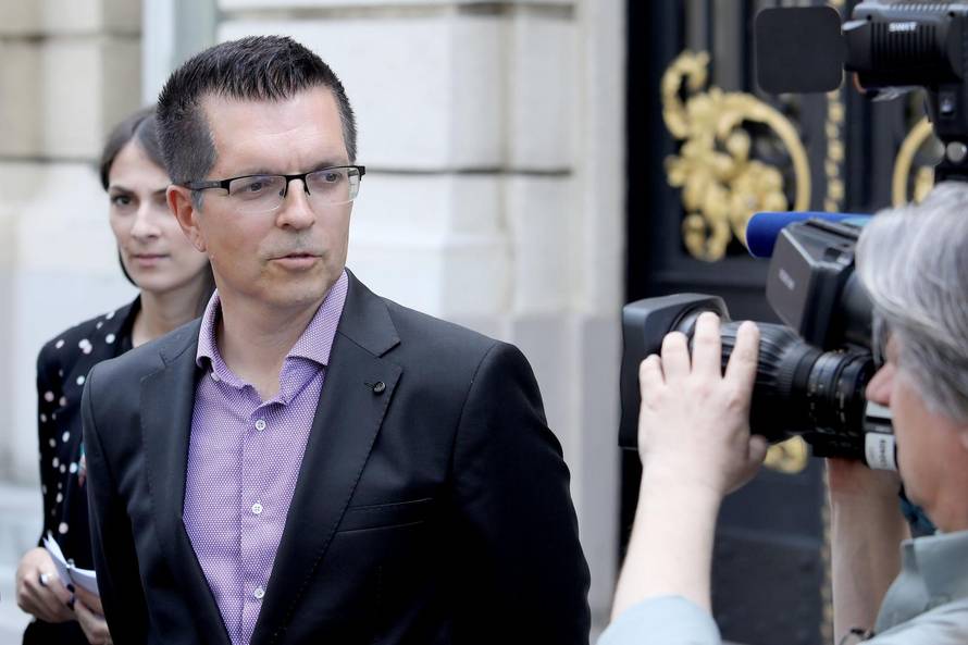 'Svoju plaću trošim kako hoću, pa nisam nikome ništa ukrao...'