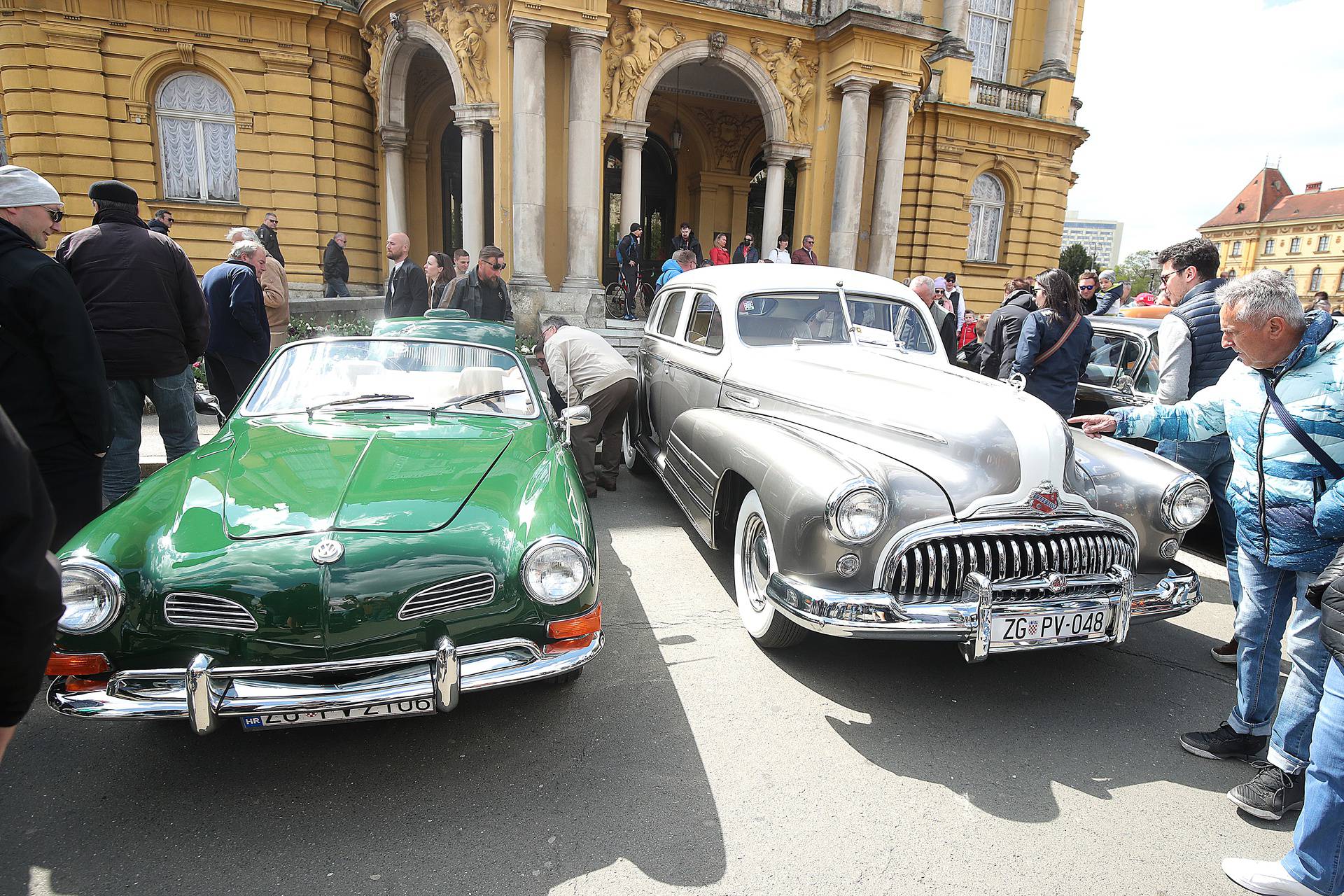 Izložba oldtimera ispred zagrebačkog HNK: Buick iz '48., i 'kontra' Fićo iz 1963. godine