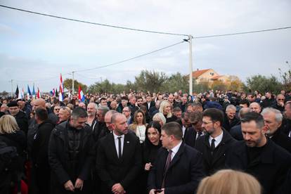 FOTO Komemorativni program u Škabrnji: Stigle su stotine ljudi, državni poslanici, HOS-ovci...