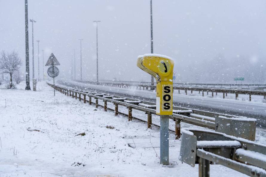 Zimski uvjeti na A1 između čvora Perušić i čvora Gospić