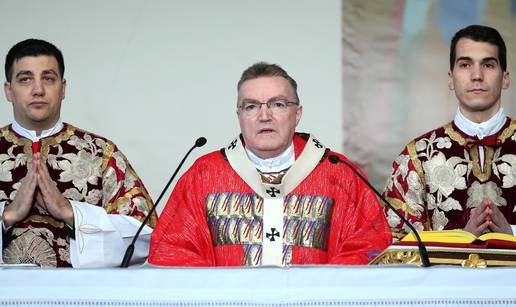 Bozanić održao misu Cvjetnicu bez covid mjera i poručio da su vrata Velikog tjedna otvorena