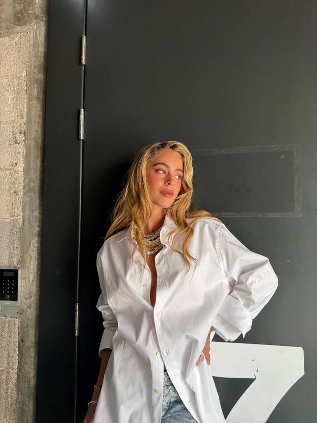 Svjetski prvak ljubi atraktivnu pjevačicu. Uskoro će se vjenčati