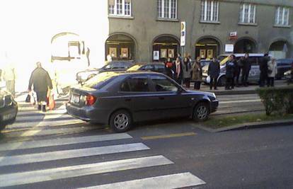 Auto parkirao na tračnice u centru Zagreba pa otišao