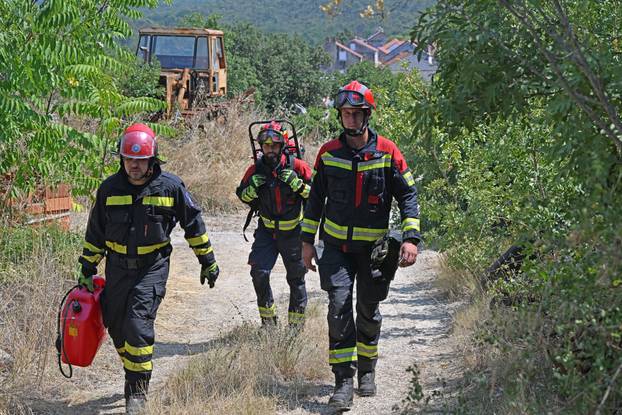 FOTO Kanaderi cijeli dan u akciji: Pogledajte kako gase požare diljem Dalmacije