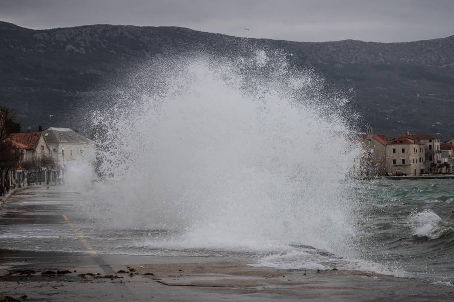 Kaštela: Olujno jugo podiglo valove