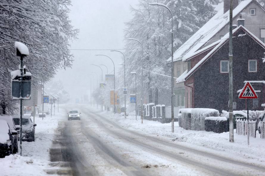 Zbog snijega otežan promet u Gorskom kotaru