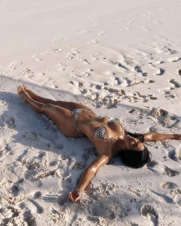 Pogledajte ova 'vruća' izdanja slavnih dama! Vole tangice i čipku i imaju svoju liniju veša...