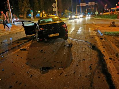 FOTO Noćni krš i lom u Solinu: Dva auta potpuno razbijena!