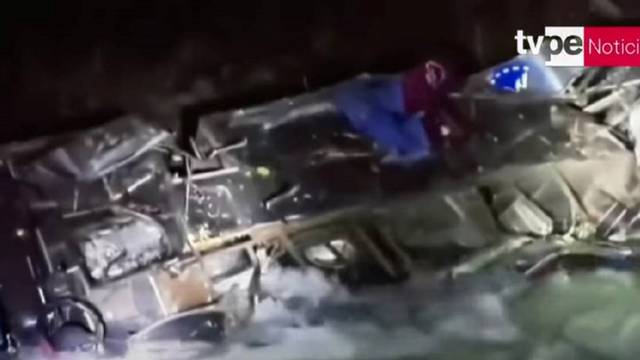 VIDEO Autobus u Peruu pao niz provaliju u rijeku. 25 mrtvih