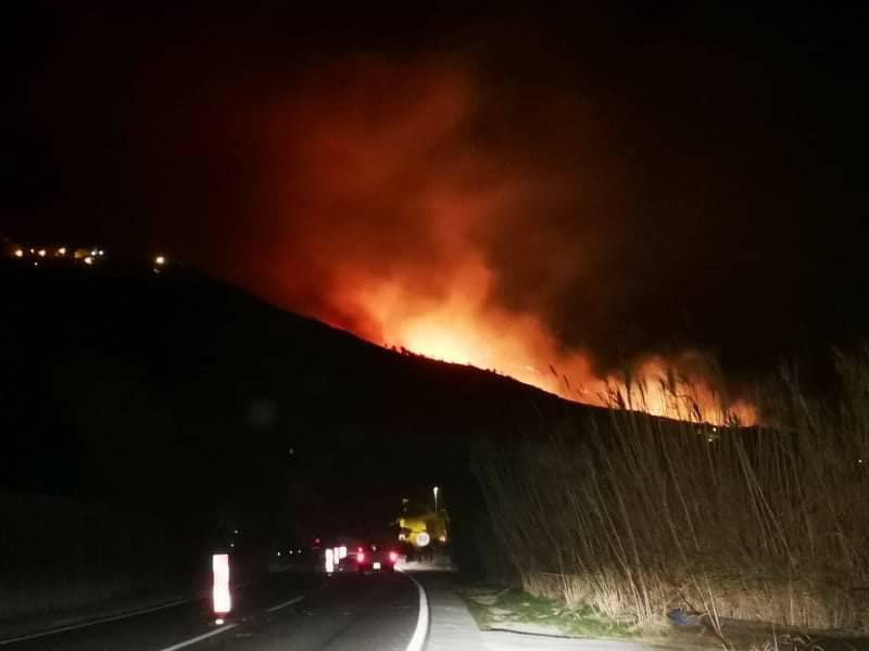 VIDEO Požar kod Omiša gasio 91 vatrogasac, bura je otežavala gašenje: 'Stanje je malo bolje'