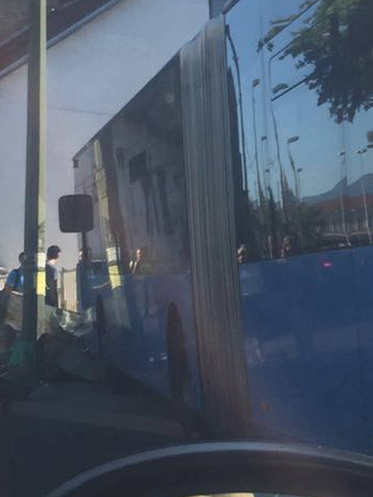 ZET-ov bus zabio se u ogradu: Četvero ljudi završilo u bolnici