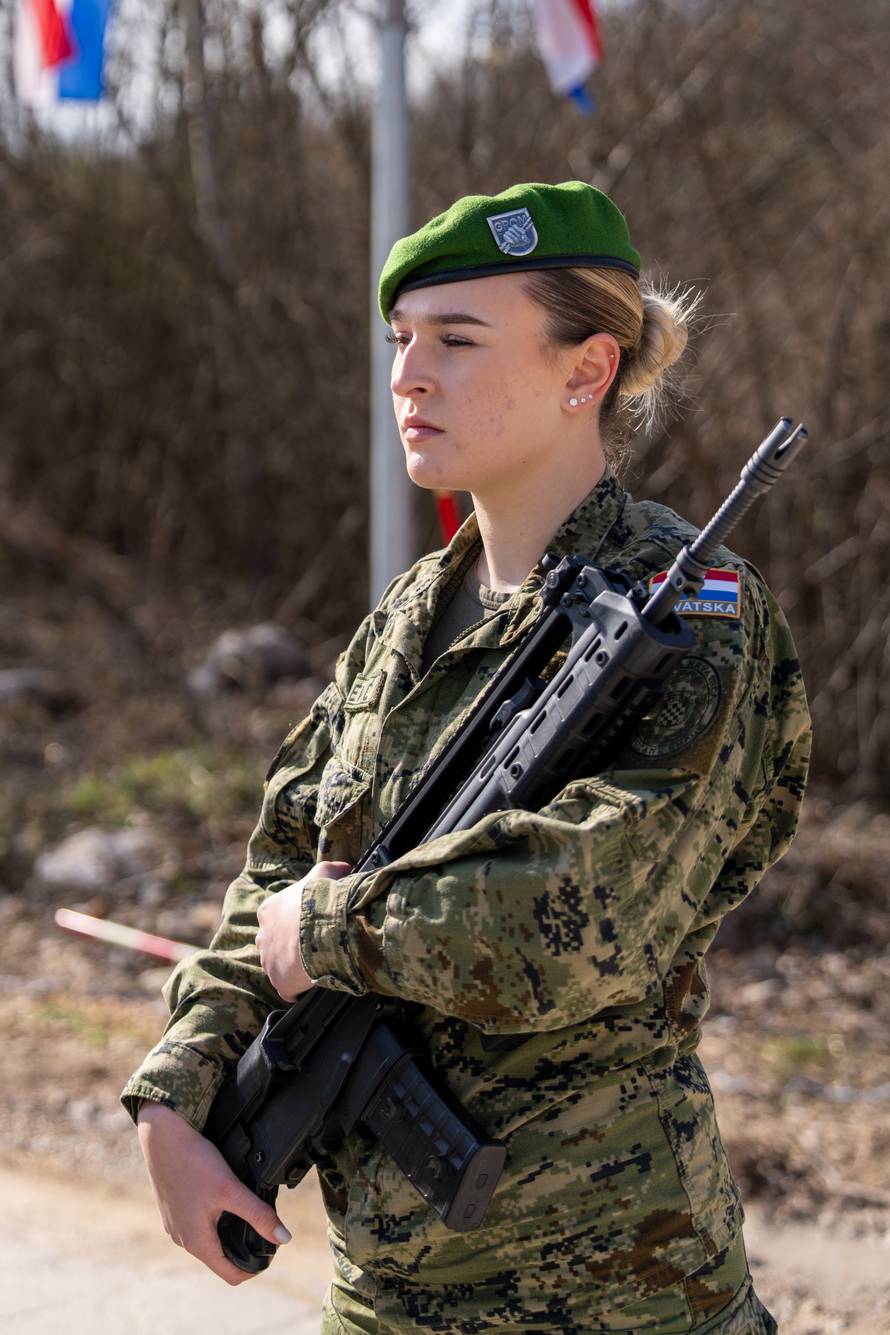 Svečana prisega ročnika na temeljnom vojnom osposobljavanju u Slunju