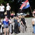 FOTO Thompsonovi fanovi su preplavili Sinj: Mnogi su u crnome, ima suvenira, mesa...