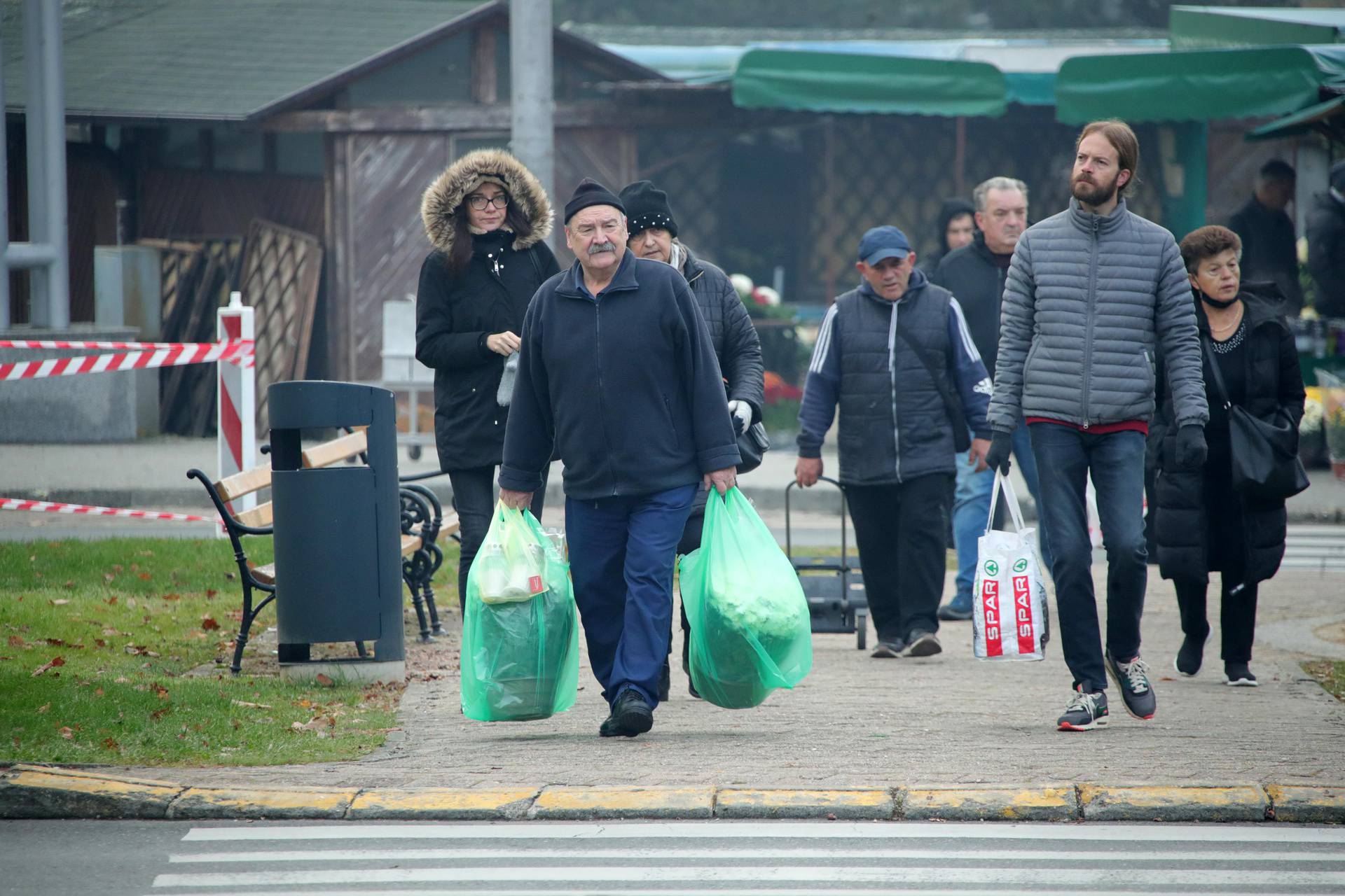 Blagdan je Svih svetih: Brojni građani posjećuju groblja