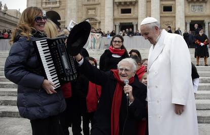Dobio tortu u obliku sombrera: Papa danas slavi 79. rođendan