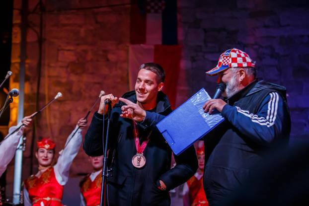 Marko Livaja i Marijo Pašalić na pozornici pred oduševljenim navijačima