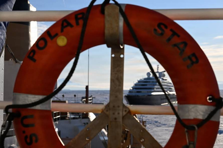 FOTO/VIDEO Kruzer izgrađen u Hrvatskoj zapeo na Antarktici: Ledolomac mu oslobodio put...