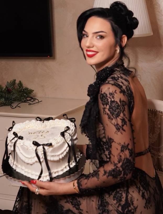 FOTO Vatrena crnka Anamaria zapalila mreže: Pogledajte njezinu besprijekornu figuru