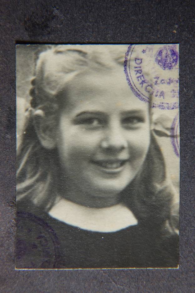 Zagreb: Presnimke fotografija s osobnih dokumenata Ksenije Urli?i?