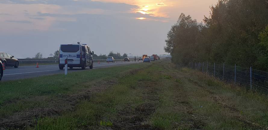 Automobil je sletio s ceste i zapalio se, putnici su izgorjeli