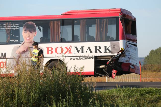 Kako bi izbjegao veću nesreću, vozač busa skrenuo na auto