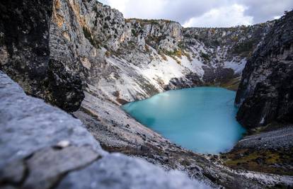 Modro jezero nije modro, zbog kiše je postalo svijetloplavo