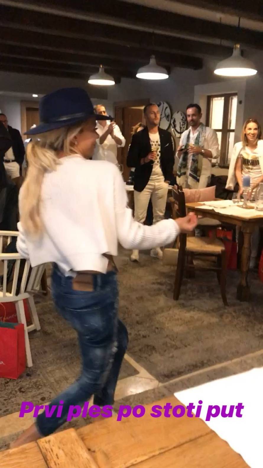 Nenad je u ogrtaču i papučama 'zgrabio' punicu pa su zaplesali