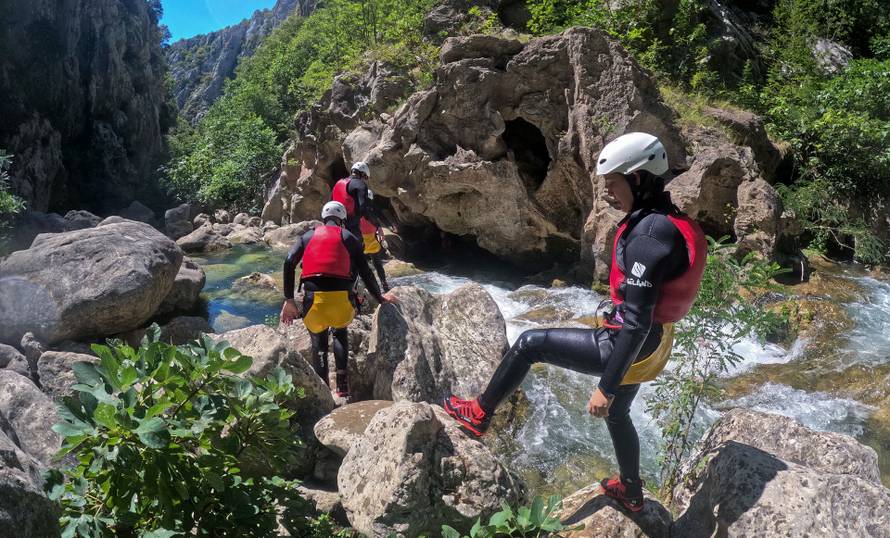 Vatrogasac Toni: Nakon gašenja požara bacam se sa stijena