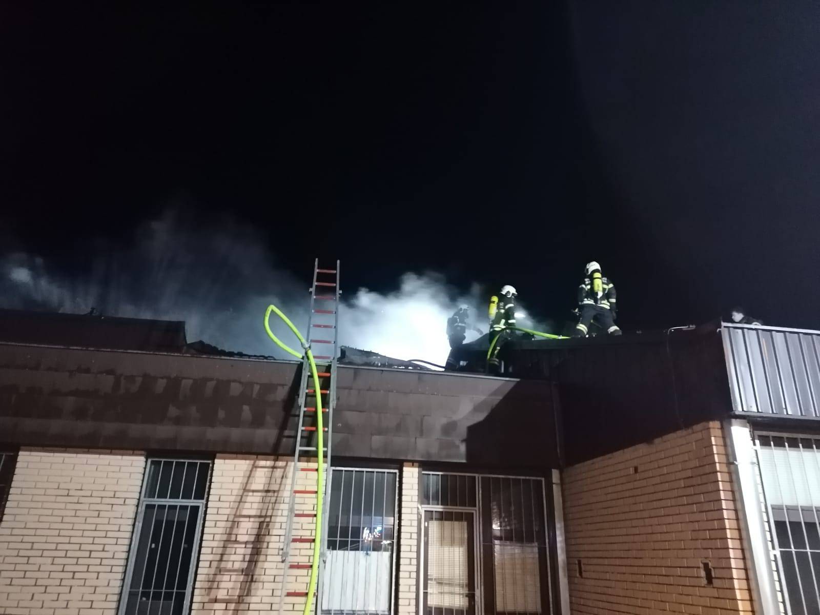 Izgorjela učionica, hodnik i dio krova škole u Strmcu: 26 vatrogasaca borilo se s vatrom