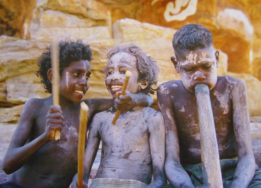 Aboridžini love bumerangom i sviraju didgeridoo