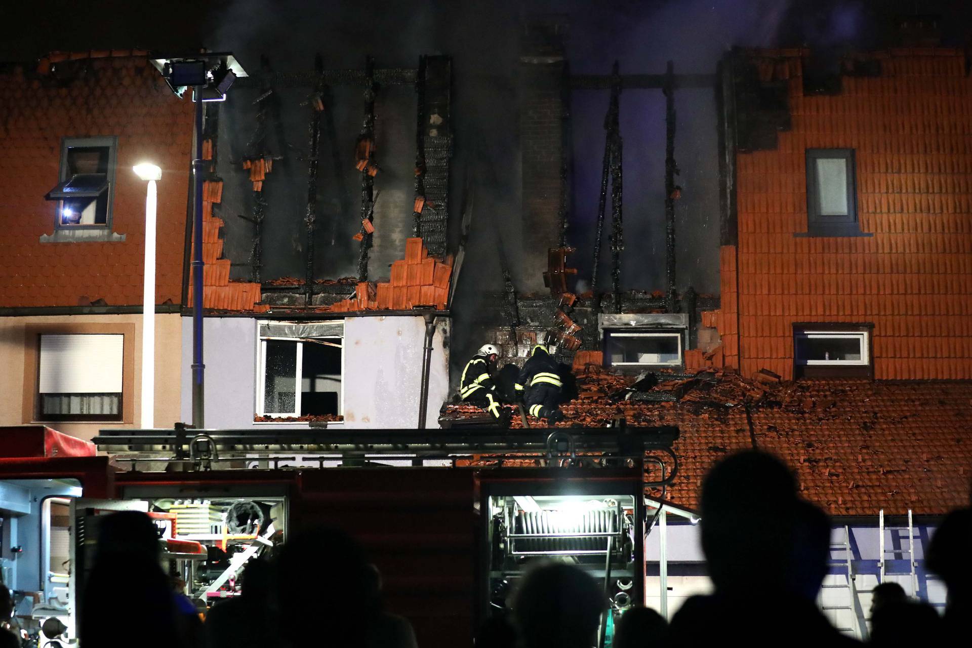 Veliki požar u Zaprešiću, plamen zahvatio nekoliko kuća