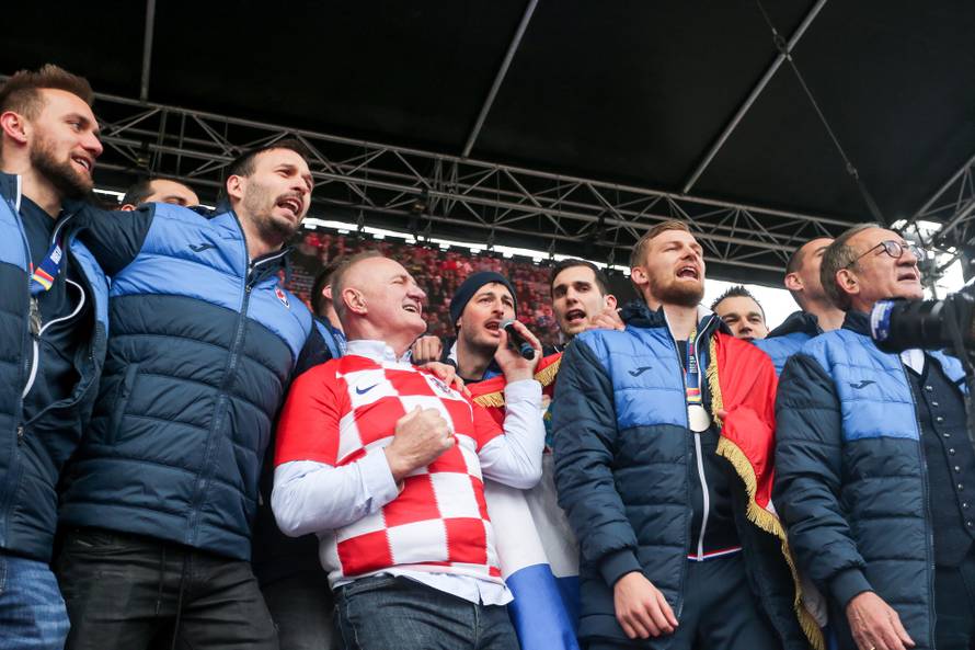 Mjesecima se borio s koronom: Bulić uživa sa ženom u prirodi