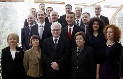 Ivo Josipović i suradnici će još čak godinu dana primati plaću 