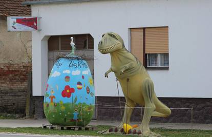 Dinosaur visok gotovo 3 metra ispred kuće mu je izlegao jaje