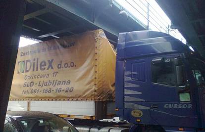 Zagreb: Vozač kamiona je zapeo ispod nadvožnjaka