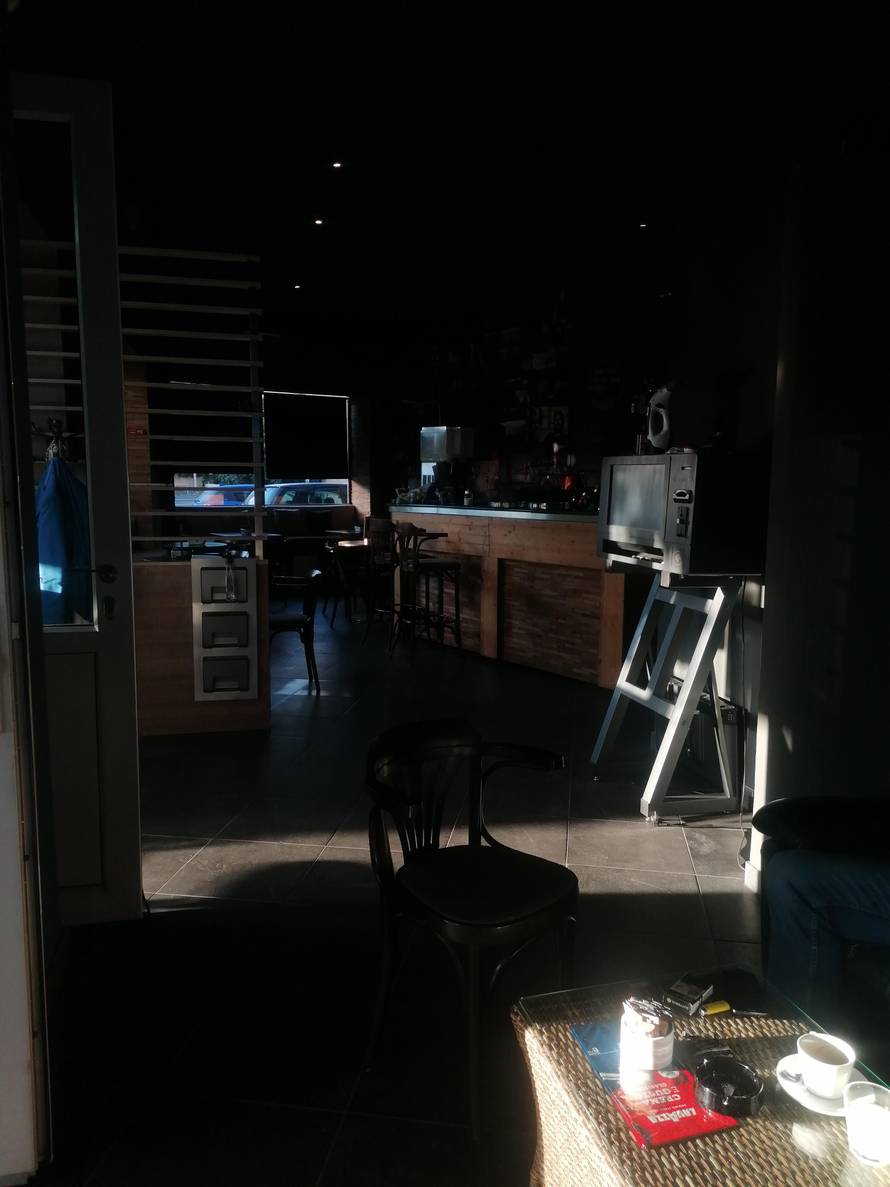 Otvorili su sve kafiće, kad ono, sunce ti poljubim, svi na terasi!